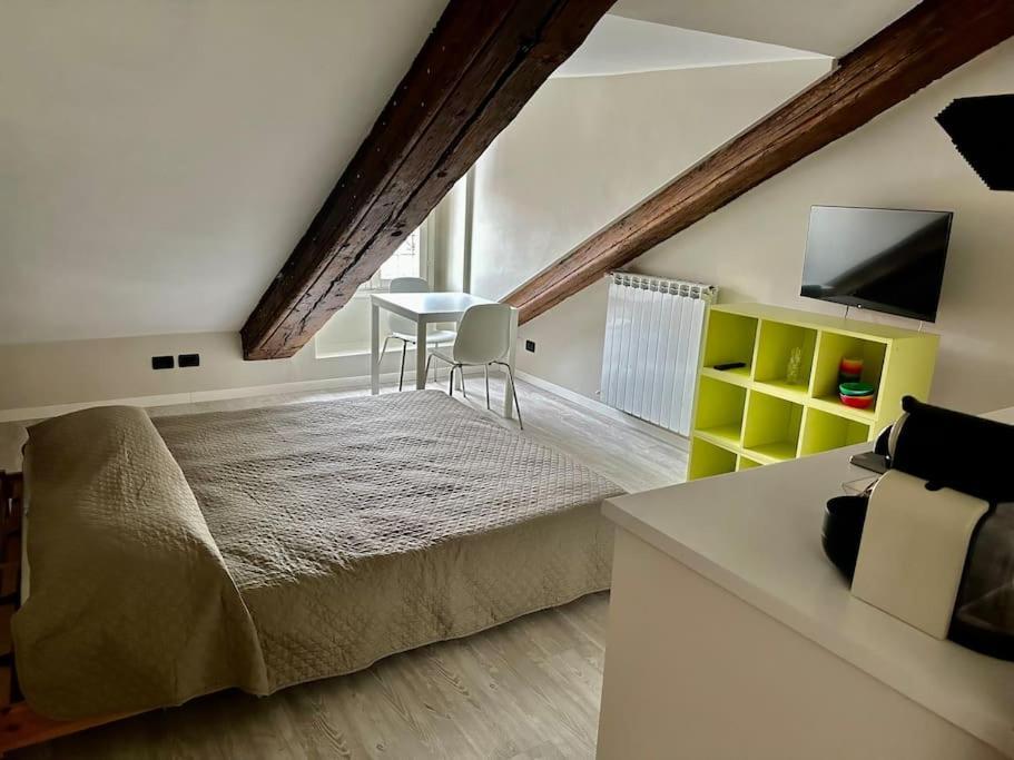 Piccolo Loft Sui Tetti Di Appartamento *